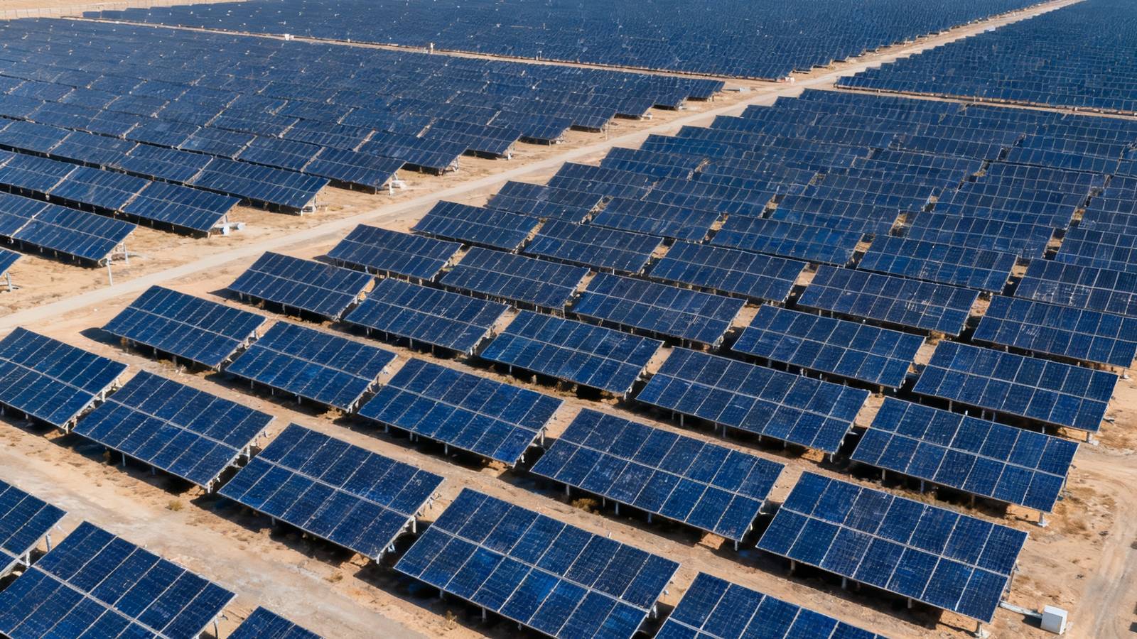 中国银河集团位于青海格尔木的200MW光伏电站全景俯瞰，大片深蓝色光伏板在戈壁滩上整齐排列延伸至天际线，远处雪山隐约可见，展现清洁能源的宏大叙事。